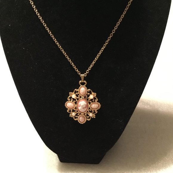 Vintage & lovely Avon cameo necklace - Picture 7 of 16